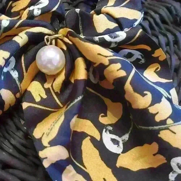 Black and yello scrunchie - Picture 3 of 4